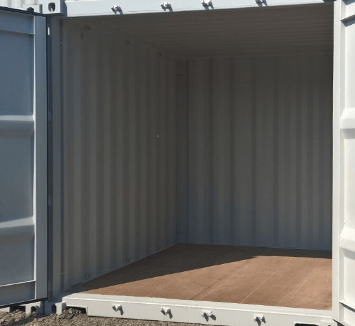 Blick in den leeren, sauberen Innenraum eines Frachtcontainers mit Holzboden